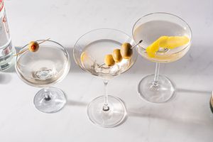 眼镜中肮脏的马提尼酒
