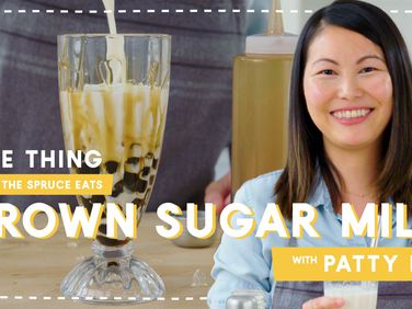 帕蒂·李（Patty Lee）拿着一杯红糖牛奶；在背景中制作的红糖牛奶的图像